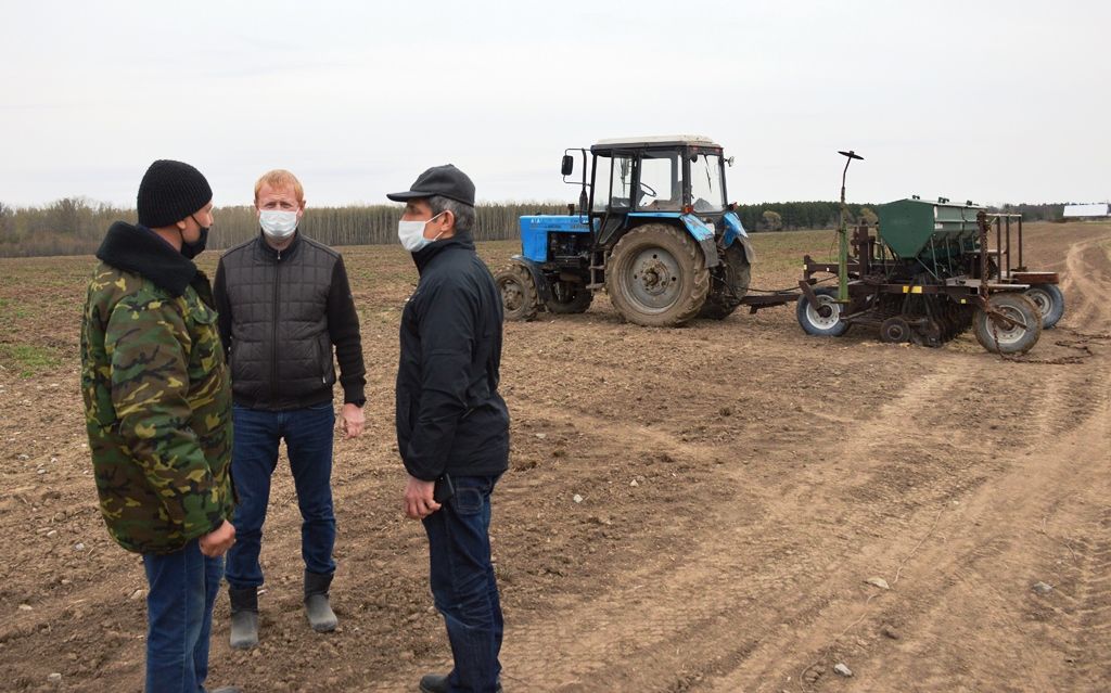 Руководитель Лаишевского района встретился в поле с главами хозяйств перед посевной