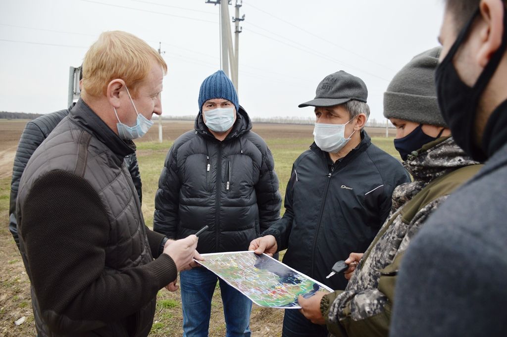 Руководитель Лаишевского района встретился в поле с главами хозяйств перед посевной