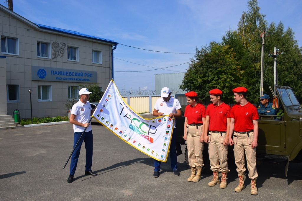 Дети и взрослые радостно встречали знамя 100-летия ТАССР на гостеприимной Лаишевской земле