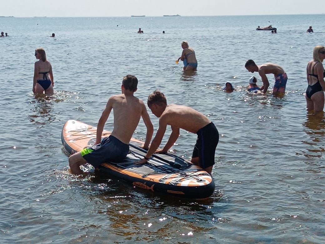 Последний жаркий день лета 2020 люди решили провести на берегу Камского моря