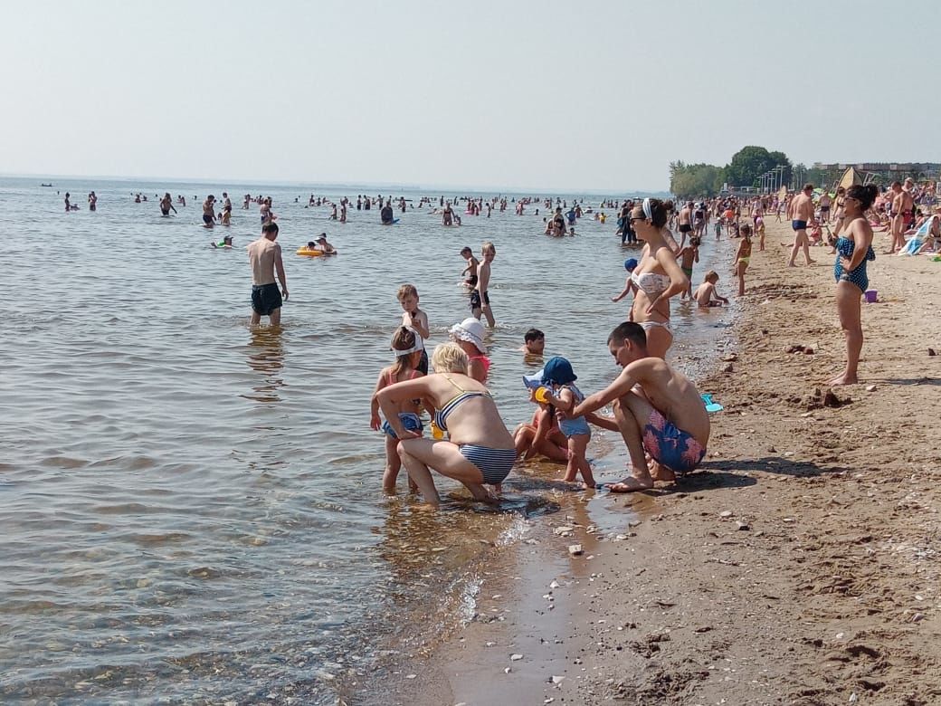 Последний жаркий день лета 2020 люди решили провести на берегу Камского моря