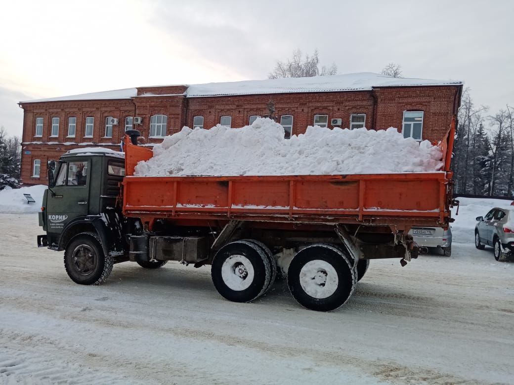 В Лаишево продолжается уборка снега не смотря на мороз