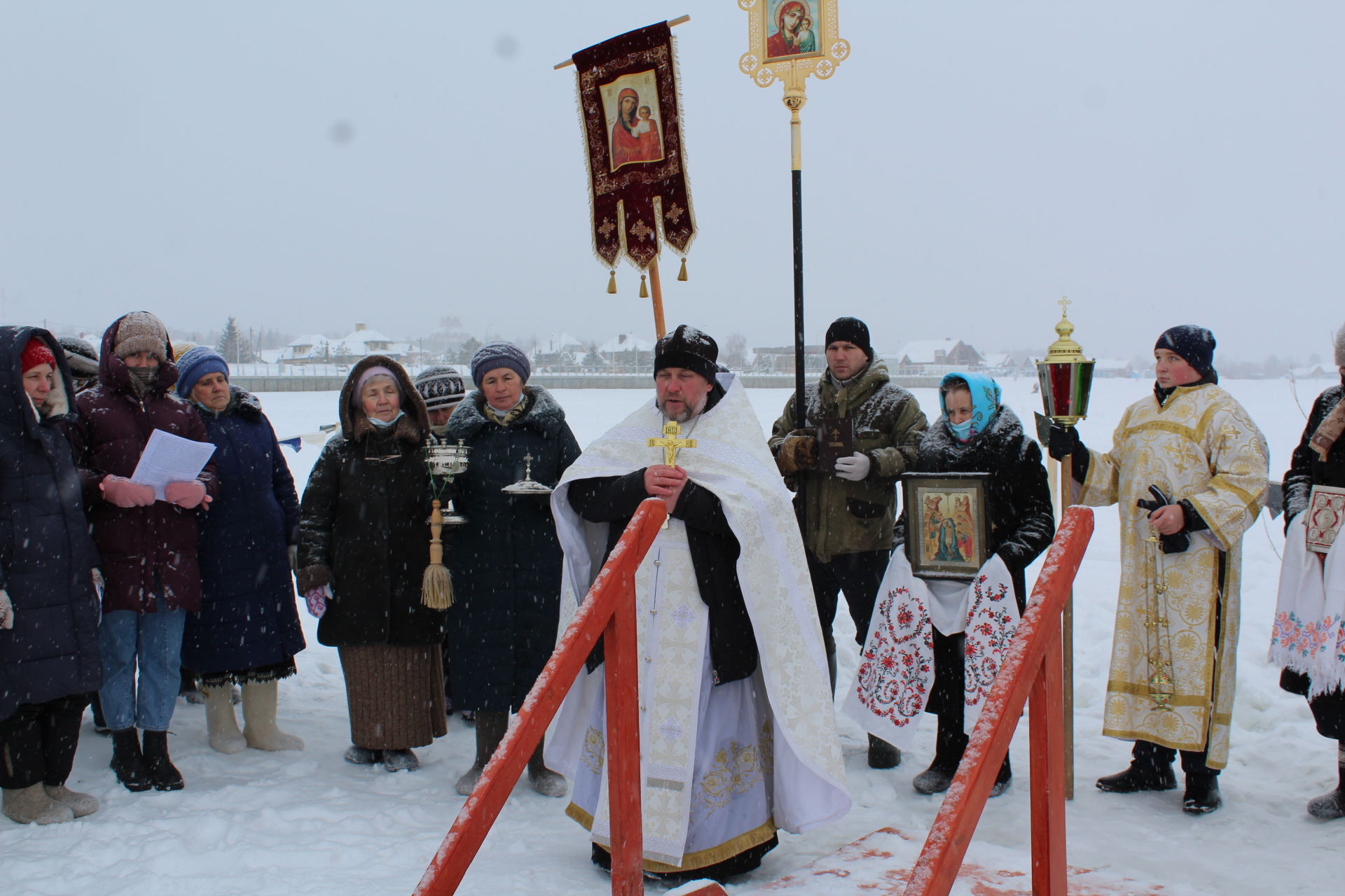 Православные лаишевцы окунулись в прорубь на Крещение
