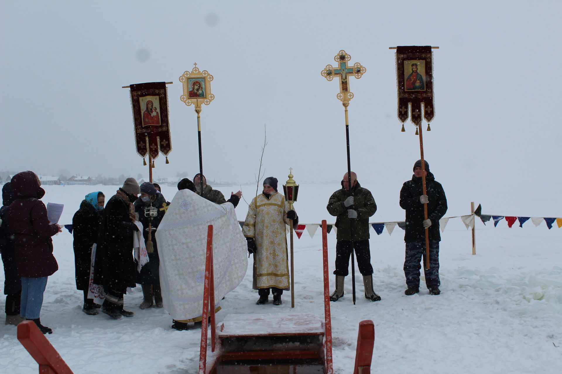 Православные лаишевцы окунулись в прорубь на Крещение