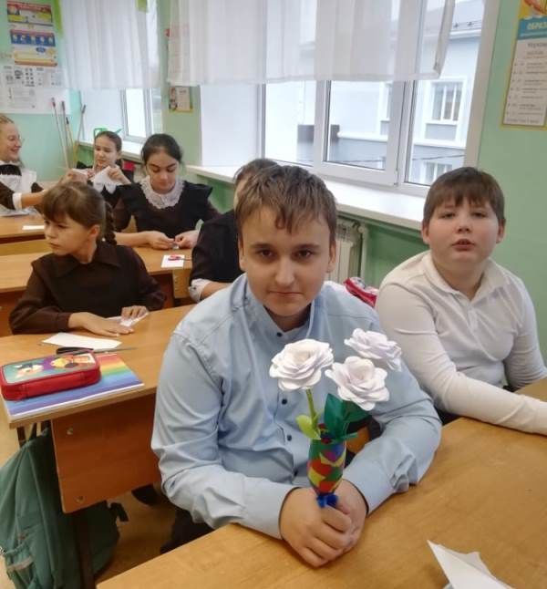 В Лаишевской средней школе №2 провели акцию "Белый цветок"