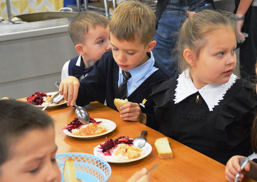 Родители проверили качество еды учеников  лаишевской школы
