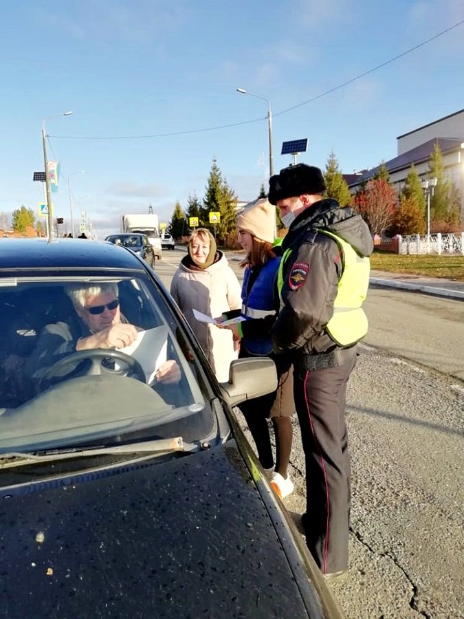 В Лаишевской средней школе №2 юидовцы вручали водителям письма