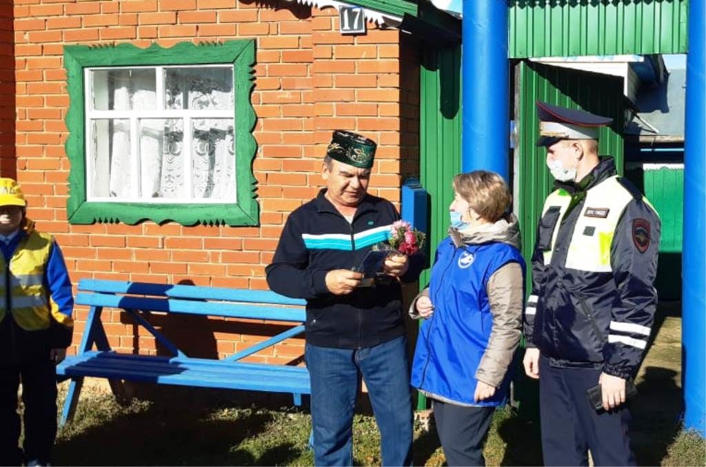 ЮИДовцы села Пелево поздравляют педагогов-ветеранов