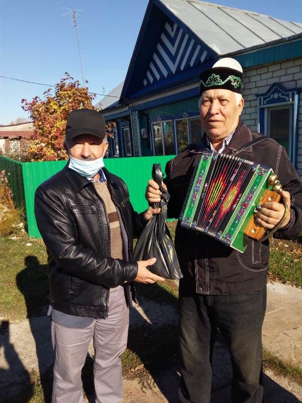 Специалисты дома культуры Тат. Янтыка в Декаду пожилых устроили выездной концерт