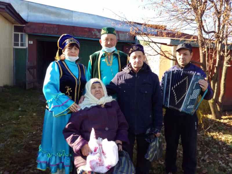 Специалисты дома культуры Тат. Янтыка в Декаду пожилых устроили выездной концерт