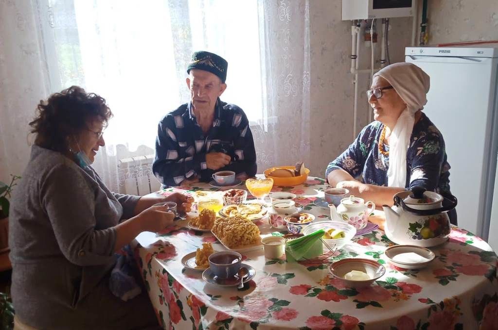 В Татарских Саралах жителей села поздравили с Днем мудрости,   добра и уважения