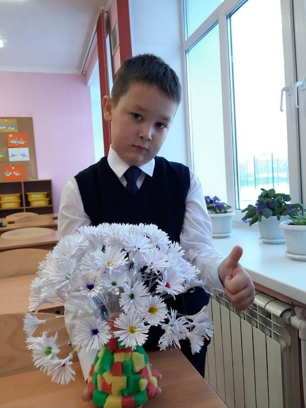 Первоклассники Сокуровской школы готовят подарки для своих мам