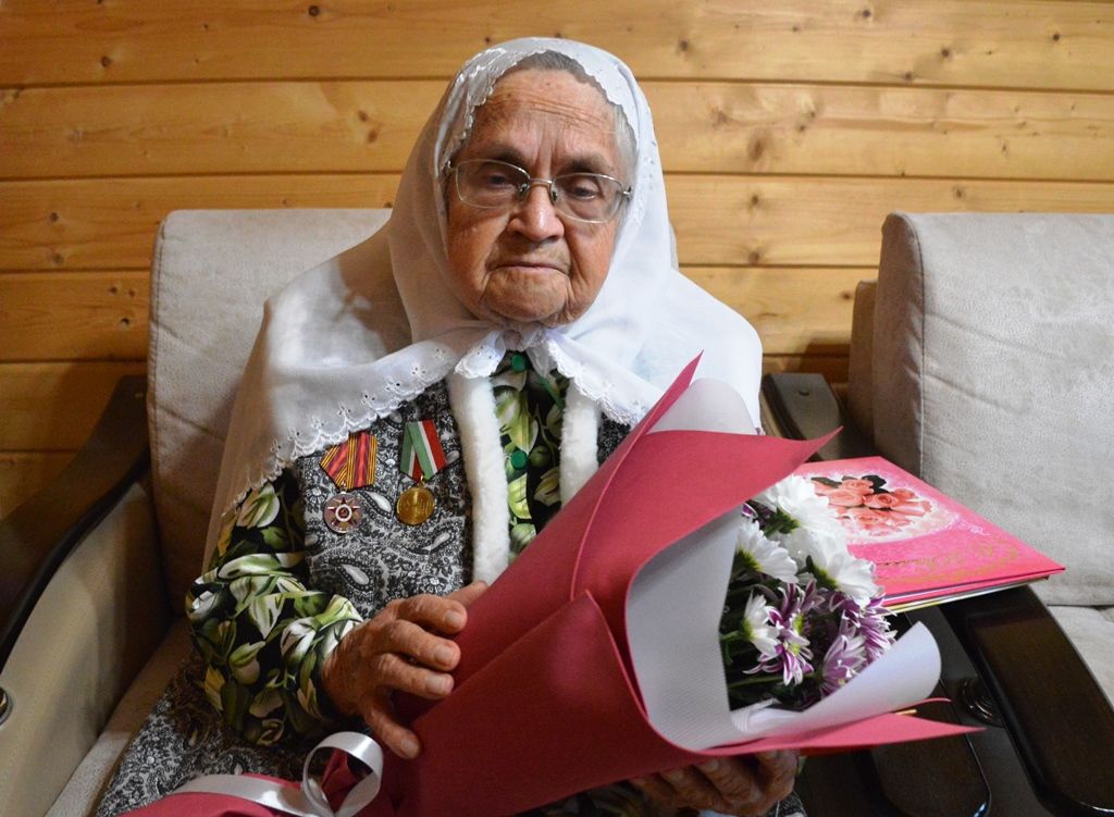 Глава Лаишевского района поздравил Минзиян Ахметшину с 90-летием
