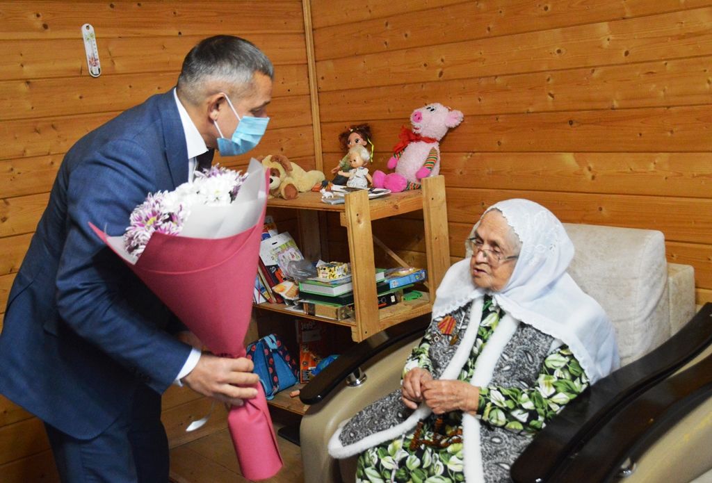 Глава Лаишевского района поздравил Минзиян Ахметшину с 90-летием