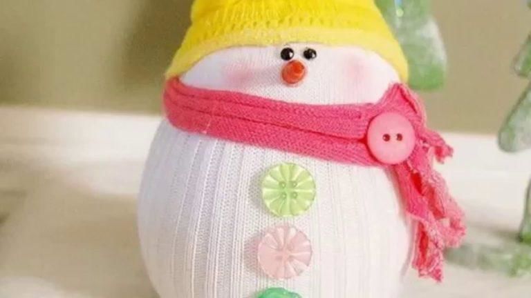 Как сделать снеговика из носков: