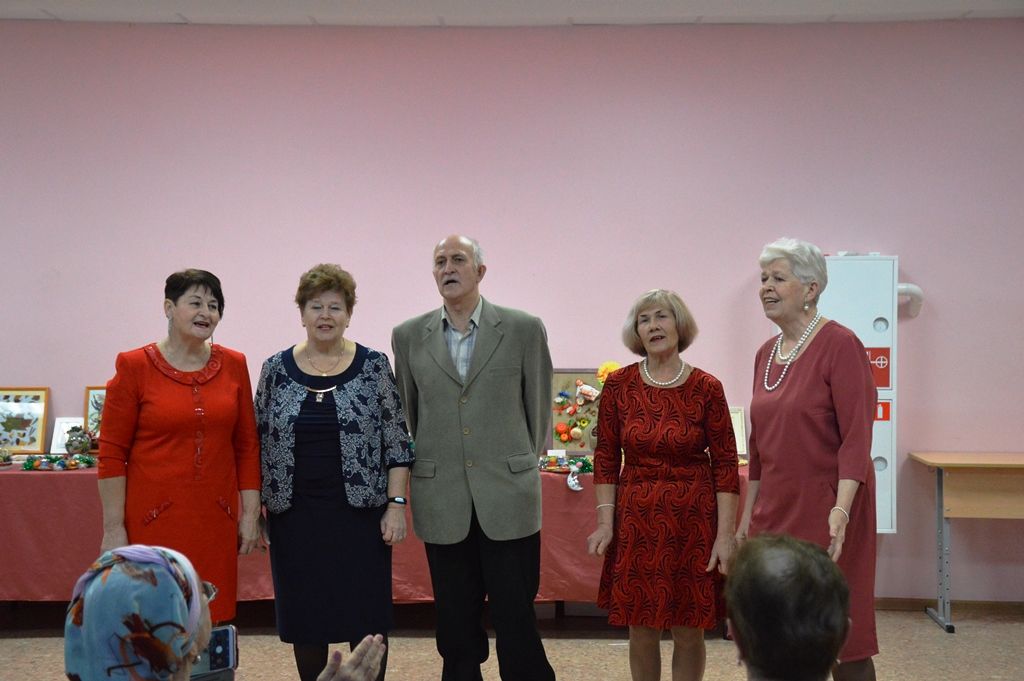 Автора выставки в Лаишевском РДК поддержали мини-концертом