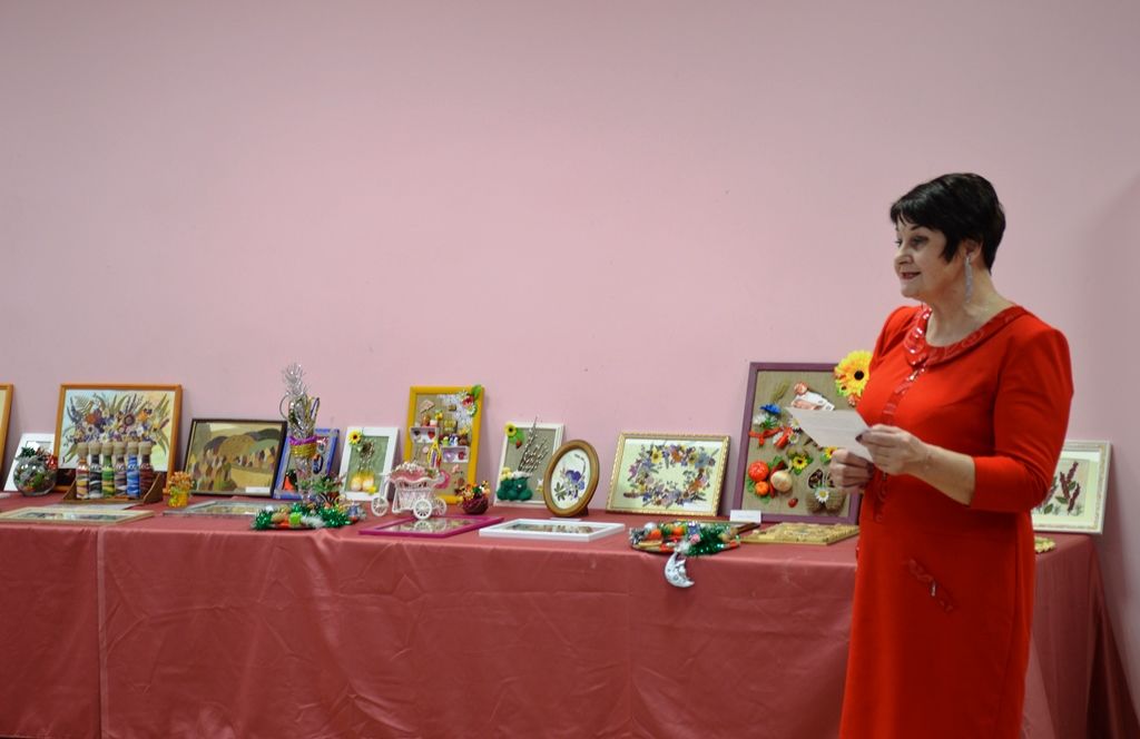 Автора выставки в Лаишевском РДК поддержали мини-концертом