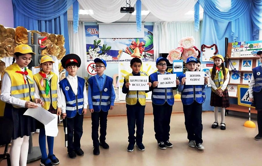 В Среднедевятовской школе отряд ЮИД провел акцию «Стань заметнее»