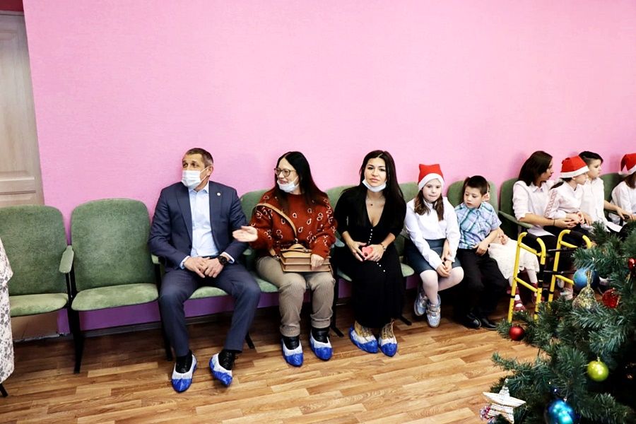 Ильдус Зарипов поздравил детей-сирот Лаишевского детского дома с Новым годом