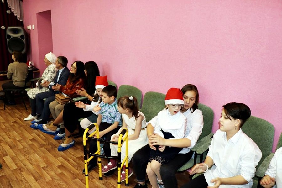 Ильдус Зарипов поздравил детей-сирот Лаишевского детского дома с Новым годом