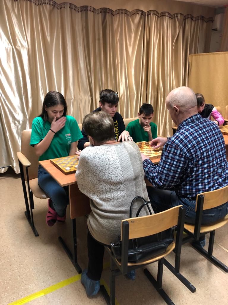 В турнире по шашкам сразились воспитанники Реабилитационного центра и пенсионеры
