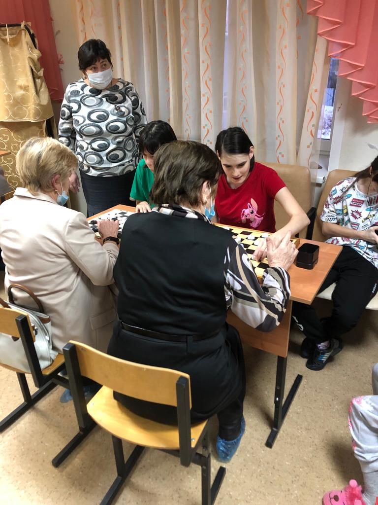 В турнире по шашкам сразились воспитанники Реабилитационного центра и пенсионеры