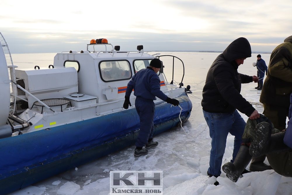 Как доставали тело утонувшего рыбака в акватории реки Кама