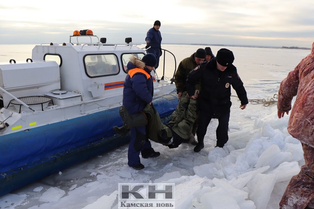 Как доставали тело утонувшего рыбака в акватории реки Кама