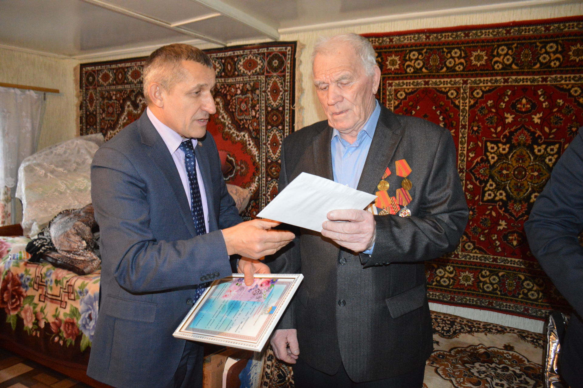 С  90-летием труженика тыла и ветерана труда поздравил глава Лаишевского района