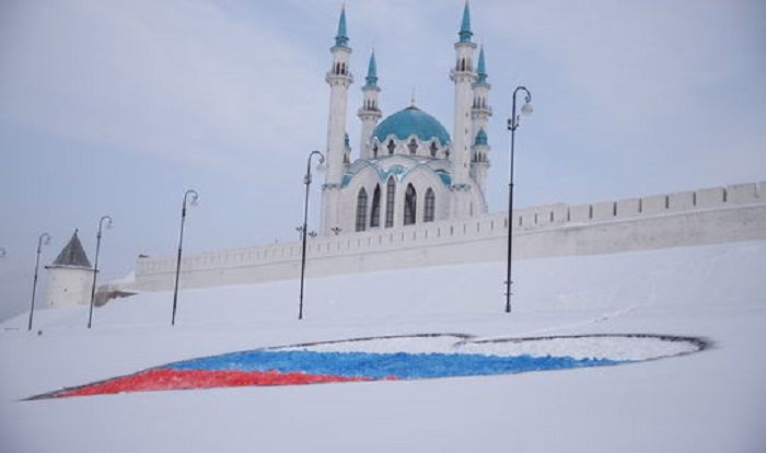 На склоне холма  у Казанского Кремля появился триколор в форме сердца