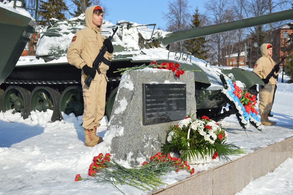 В Лаишево к памятнику павшим воинам-афганцам возложили цветы