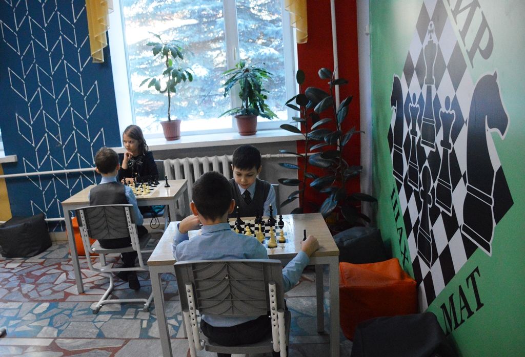 Татьяна Ларионова посетила шахматную зону в Столбищенской школе