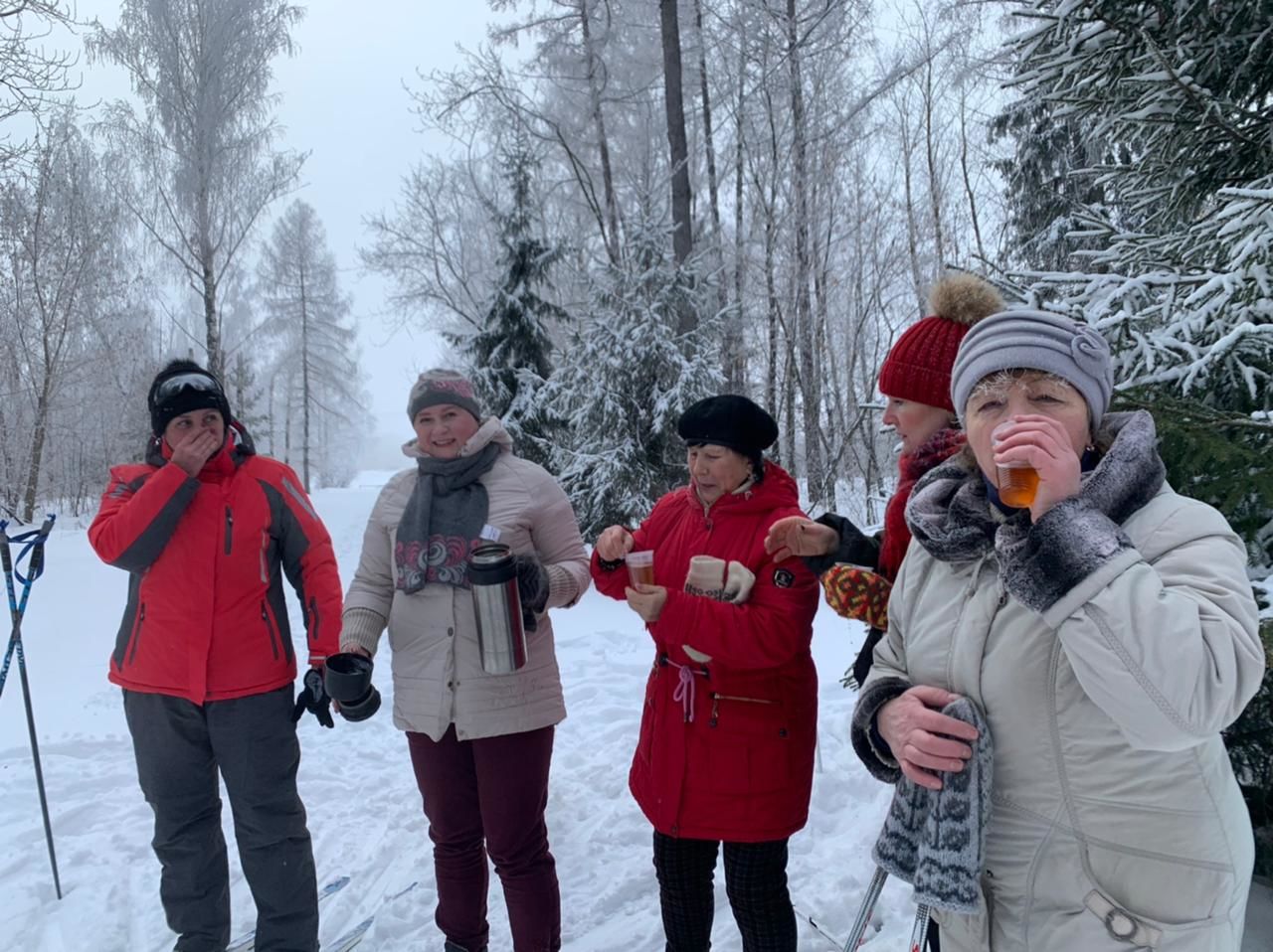 Жители Рождественского сельского поселения вышли на лыжную прогулку по лесу