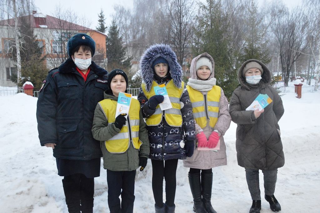 Лаишевские школьники вручали памятки родителям-водителям