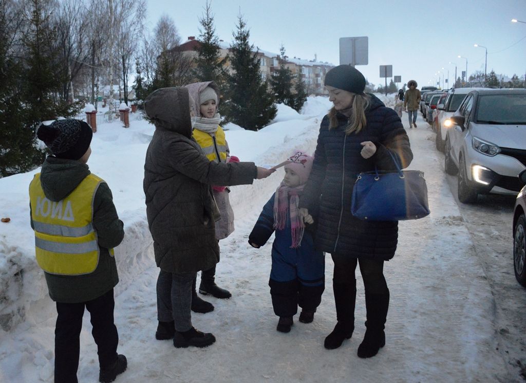 Лаишевские школьники вручали памятки родителям-водителям