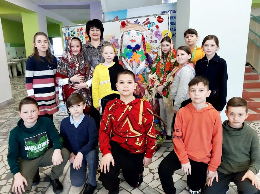 В Сокуровской школе песни пели, игры играли, чучело сжигали да блины едали