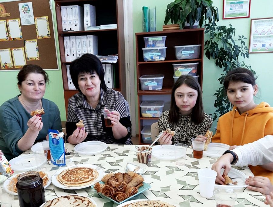 В Сокуровской школе песни пели, игры играли, чучело сжигали да блины едали