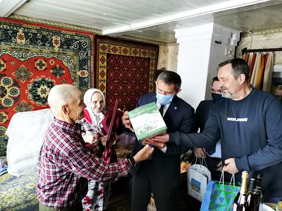 С 90-летием Александра Ивановича Баранова поздравили близкие, друзья и глава района