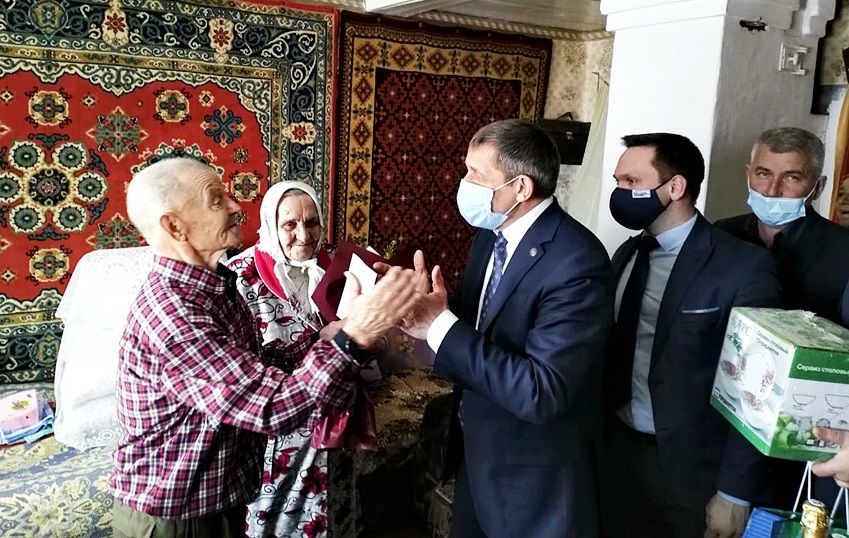 С 90-летием Александра Ивановича Баранова поздравили близкие, друзья и глава района