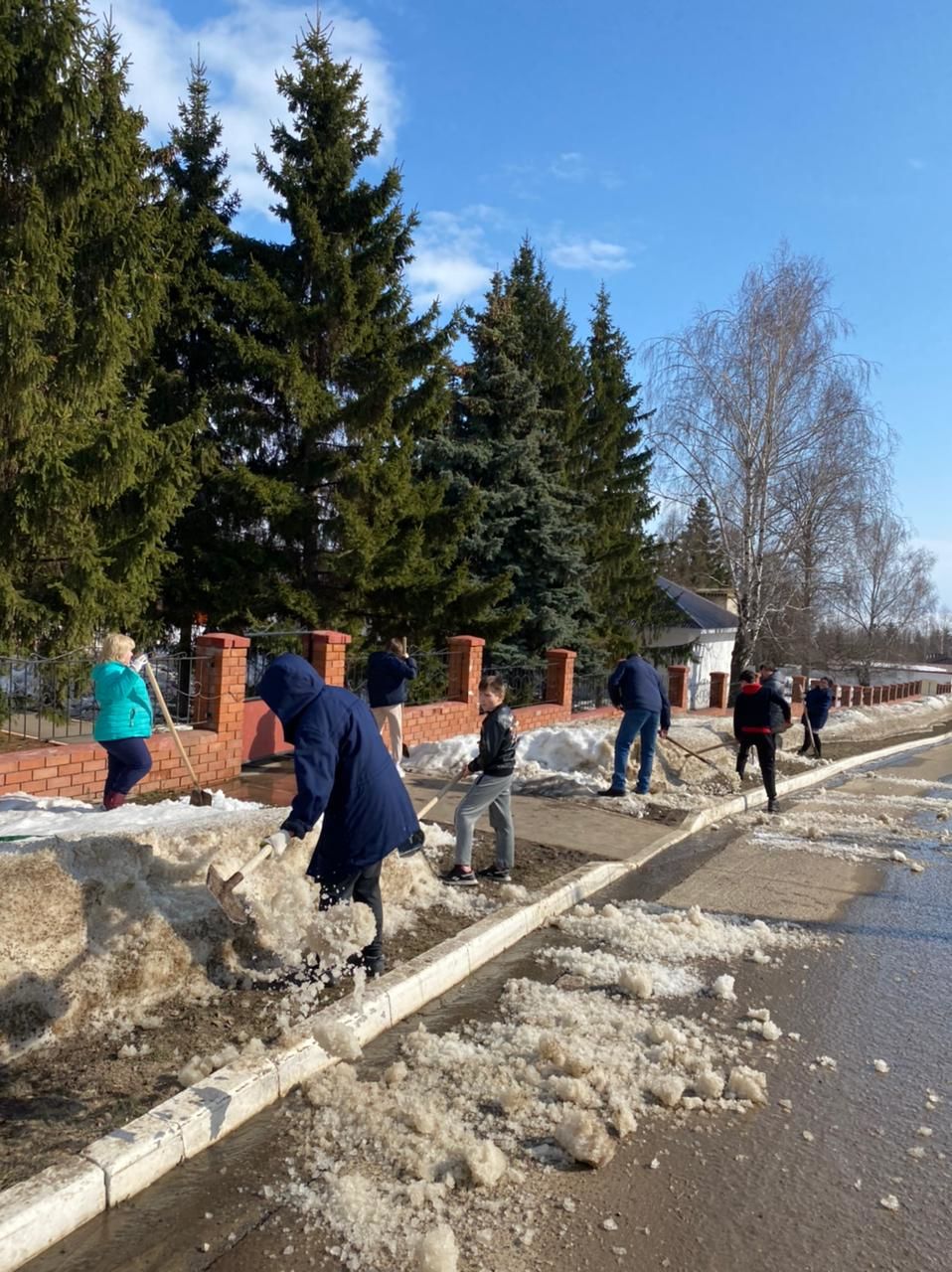 На очистку территории Лаишева вышли Детский дом и Центр занятости