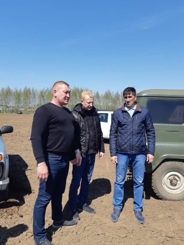 Виталий Германов и Анатолий Новиков провели сегодня объезд полей и осмотр техники