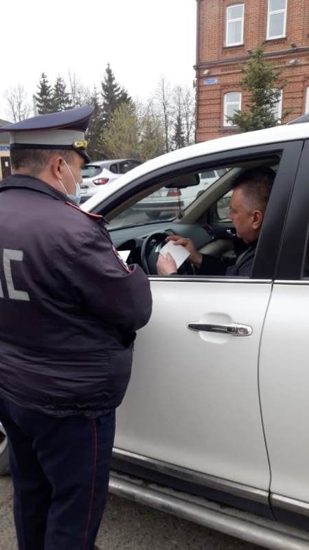 Накануне 9 мая лаишевские полицейские вручили  водителям и пешеходам наклейки-памятки