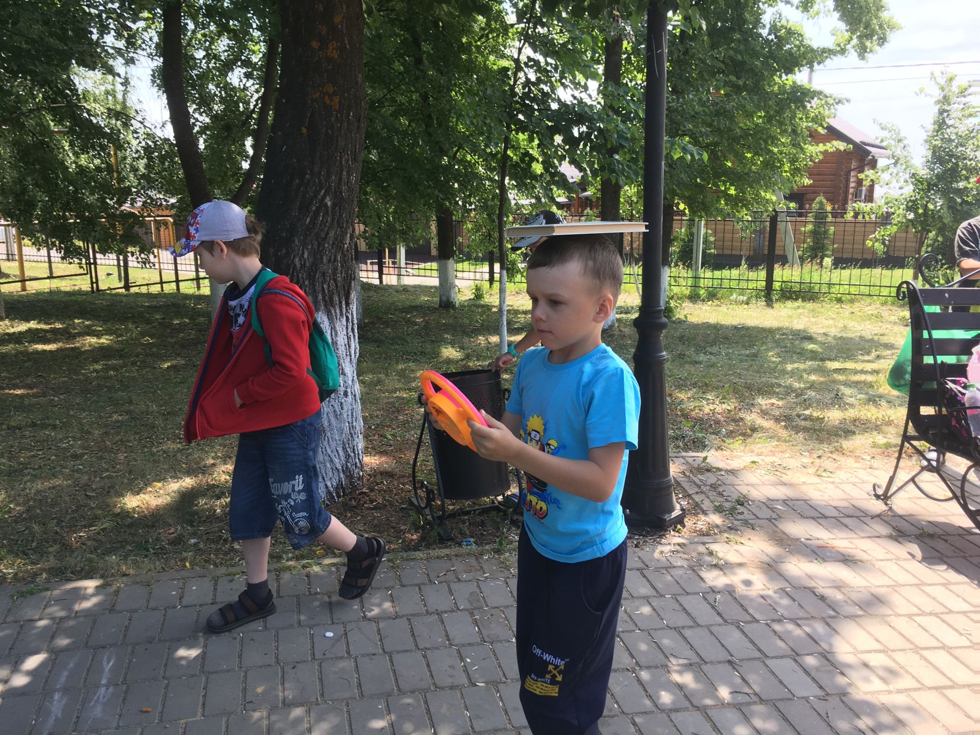«Хоровод дорожных знаков» водили в лаишевском парке дети пришкольного лагеря