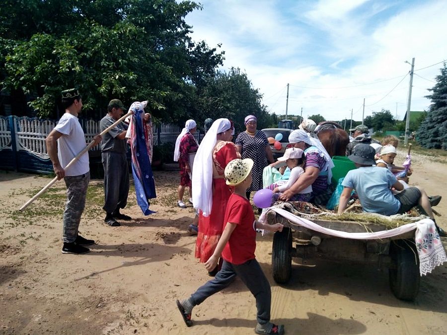 В Татарских Саралах провели обрядовый сбор подарков для праздника День села