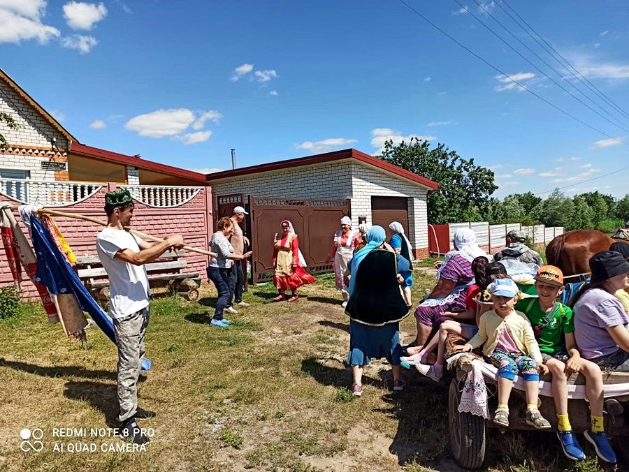 В Татарских Саралах провели обрядовый сбор подарков для праздника День села