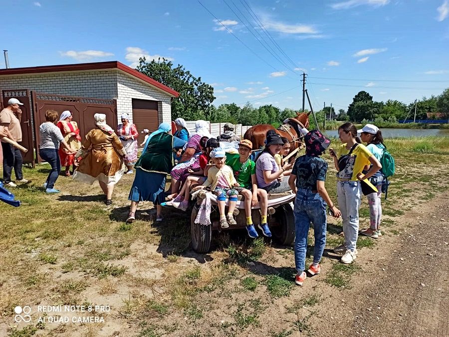 В Татарских Саралах провели обрядовый сбор подарков для праздника День села