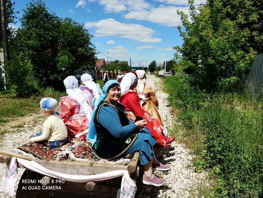 В Татарских Саралах провели обрядовый сбор подарков для праздника День села