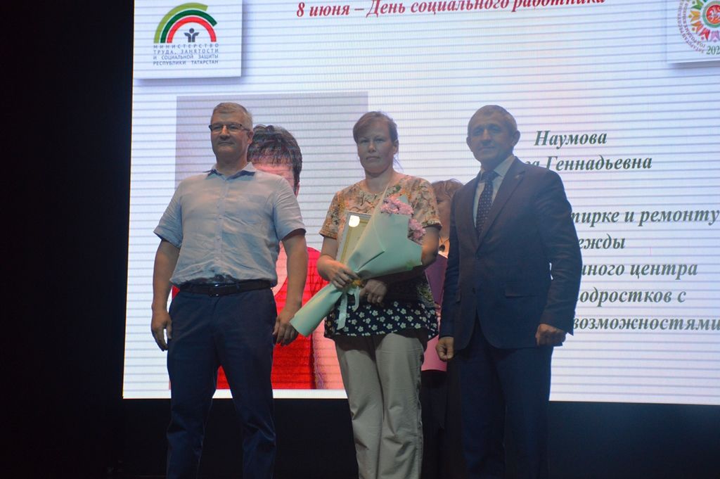 В профессиональный праздник соцработникам Лаишевского района торжественно вручали награды