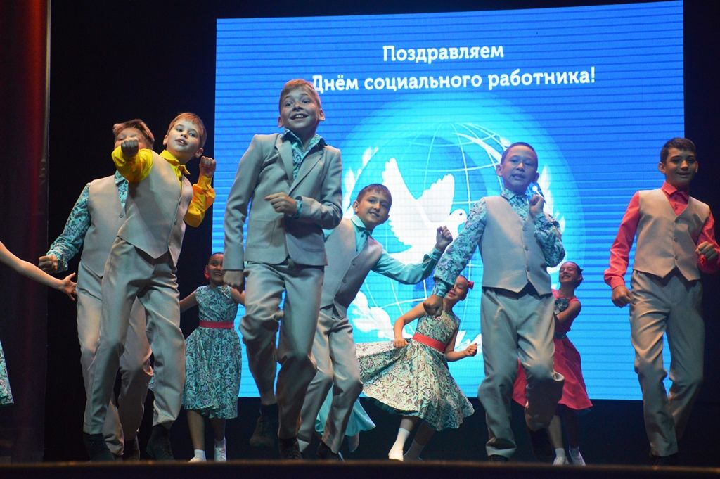 В профессиональный праздник соцработникам Лаишевского района торжественно вручали награды