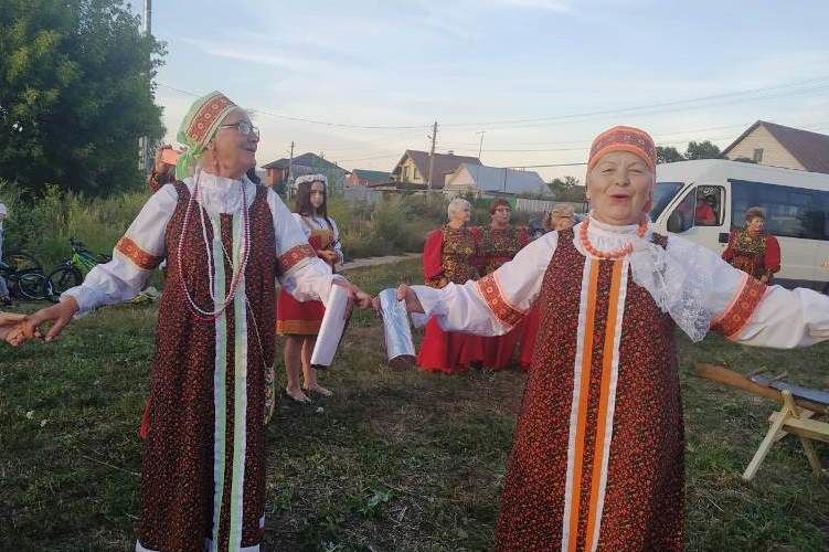 Делегация Лаишевского района побывала в Давликеево на престольном празднике в честь иконы Казанской Божьей Матери